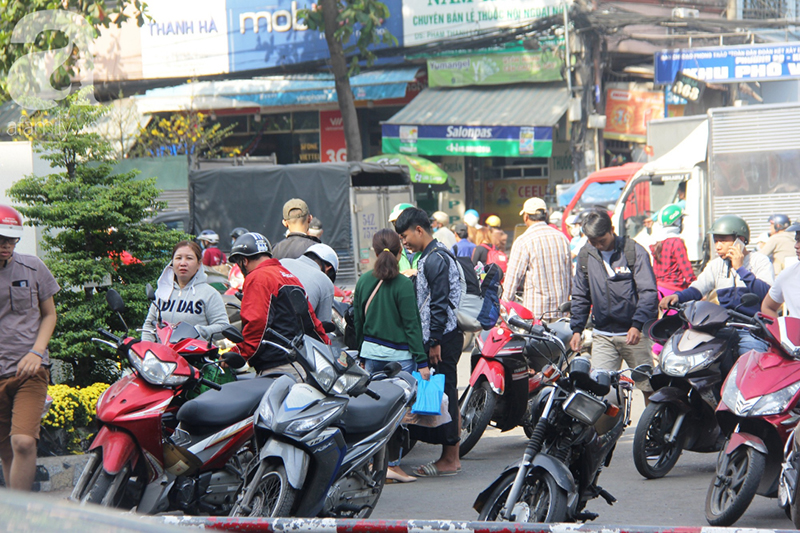 TP.HCM: Người dân mệt mỏi chen chúc nhau về quê nghỉ Tết, các bến xe, nhà ga chật kín người