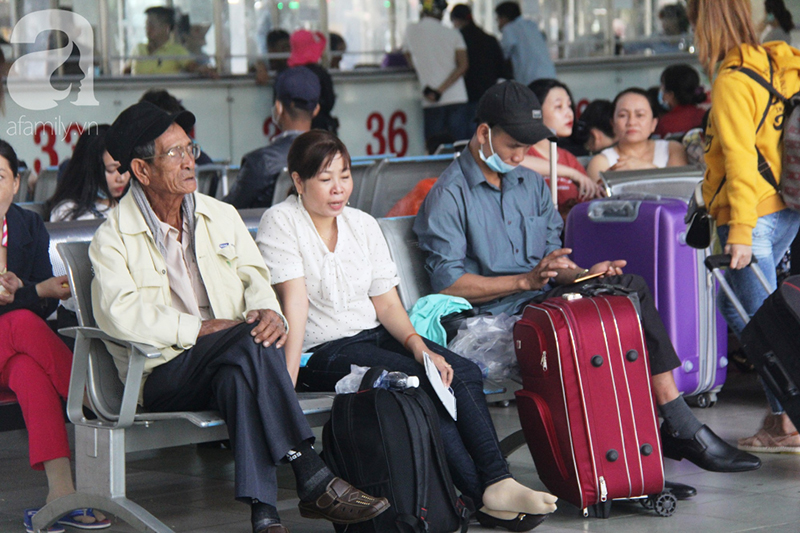 TP.HCM: Người dân mệt mỏi chen chúc nhau về quê nghỉ Tết, các bến xe, nhà ga chật kín người TP.HCM: Người dân mệt mỏi chen chúc nhau về quê nghỉ Tết, các bến xe, nhà ga chật kín người
