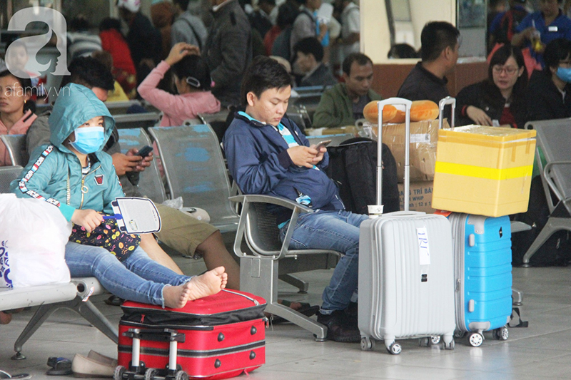 TP.HCM: Người dân mệt mỏi chen chúc nhau về quê nghỉ Tết, các bến xe, nhà ga chật kín người