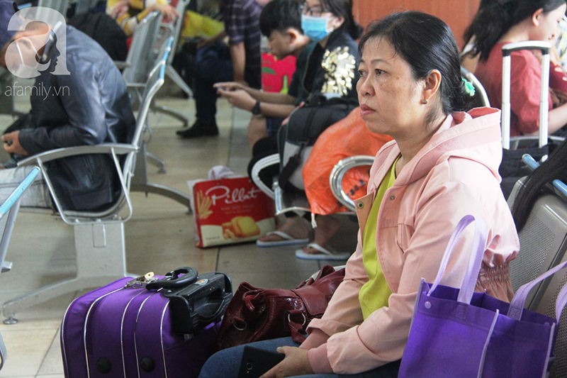 TP.HCM: Người dân mệt mỏi chen chúc nhau về quê nghỉ Tết, các bến xe, nhà ga chật kín người