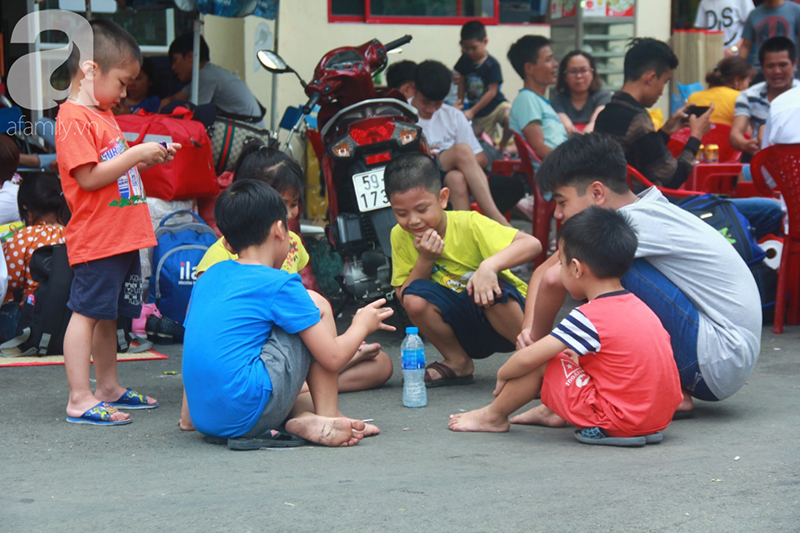 TP.HCM: Người dân mệt mỏi chen chúc nhau về quê nghỉ Tết, các bến xe, nhà ga chật kín người