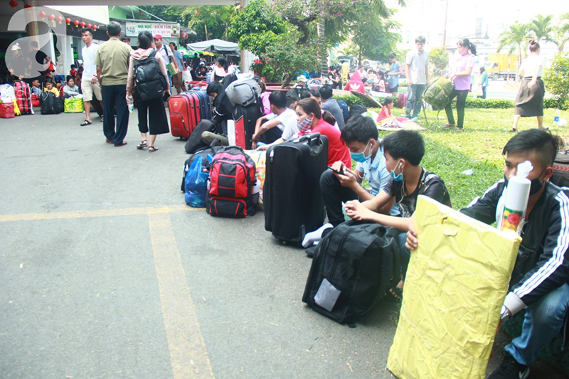 TP.HCM: Người dân mệt mỏi chen chúc nhau về quê nghỉ Tết, các bến xe, nhà ga chật kín người