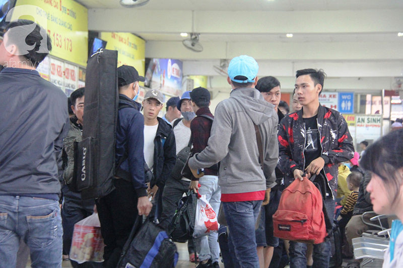 TP.HCM: Người dân mệt mỏi chen chúc nhau về quê nghỉ Tết, các bến xe, nhà ga chật kín người