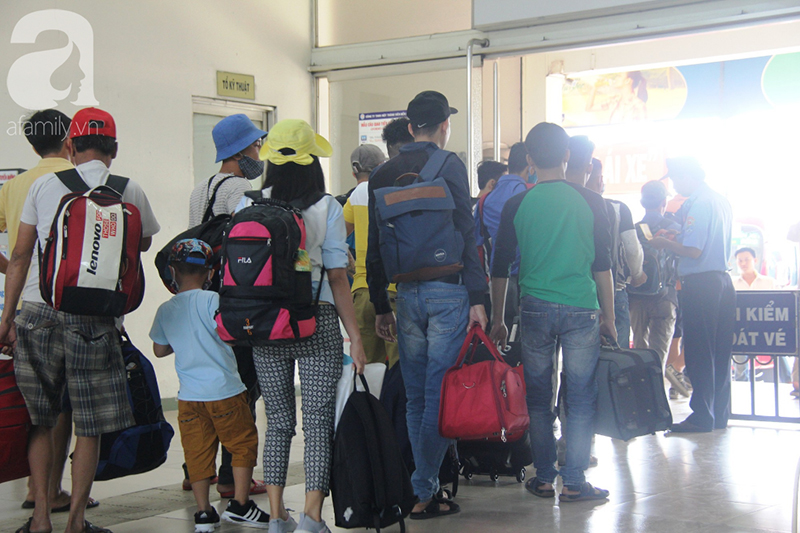TP.HCM: Người dân mệt mỏi chen chúc nhau về quê nghỉ Tết, các bến xe, nhà ga chật kín người