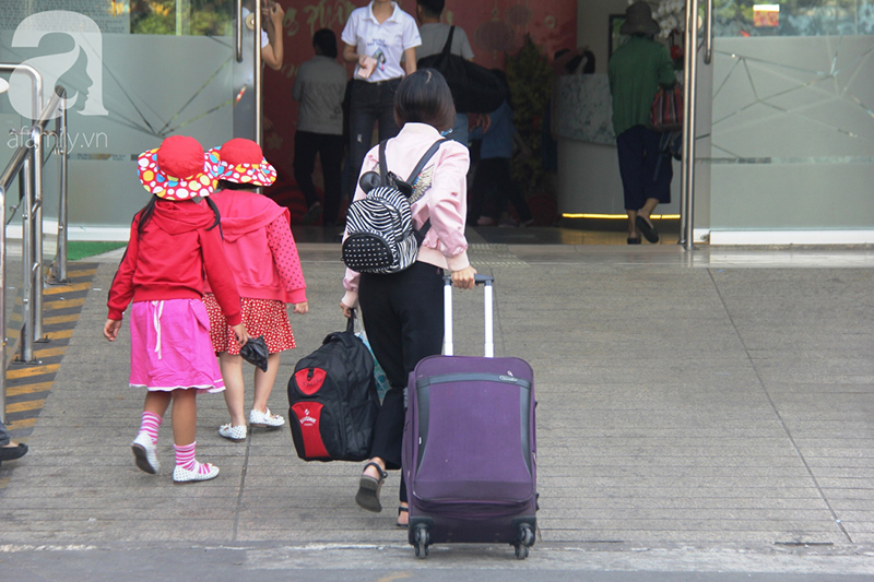 TP.HCM: Người dân mệt mỏi chen chúc nhau về quê nghỉ Tết, các bến xe, nhà ga chật kín người