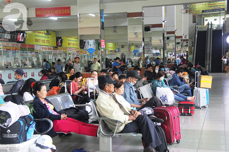 TP.HCM: Người dân mệt mỏi chen chúc nhau về quê nghỉ Tết, các bến xe, nhà ga chật kín người