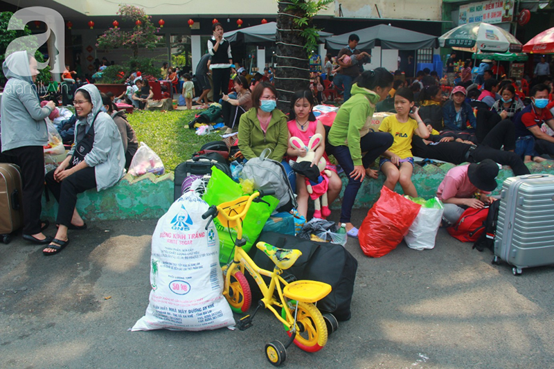 TP.HCM: Người dân mệt mỏi chen chúc nhau về quê nghỉ Tết, các bến xe, nhà ga chật kín người