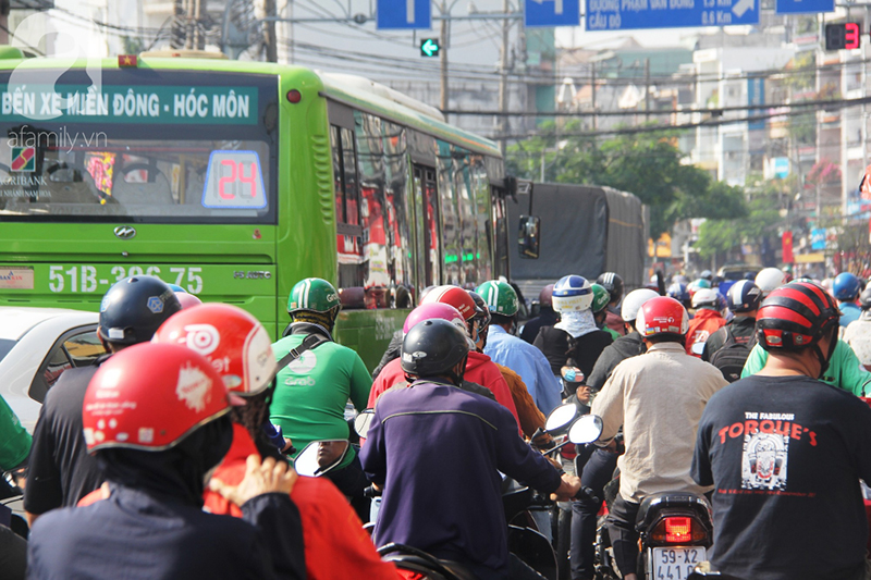 TP.HCM: Người dân mệt mỏi chen chúc nhau về quê nghỉ Tết, các bến xe, nhà ga chật kín người