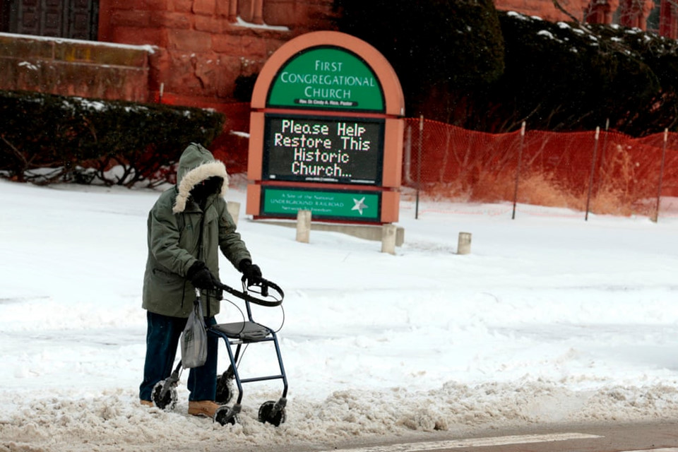 Nước Mỹ giữa đợt lạnh hơn cả Nam Cực: Thư ngừng chuyển, bia ngừng giao