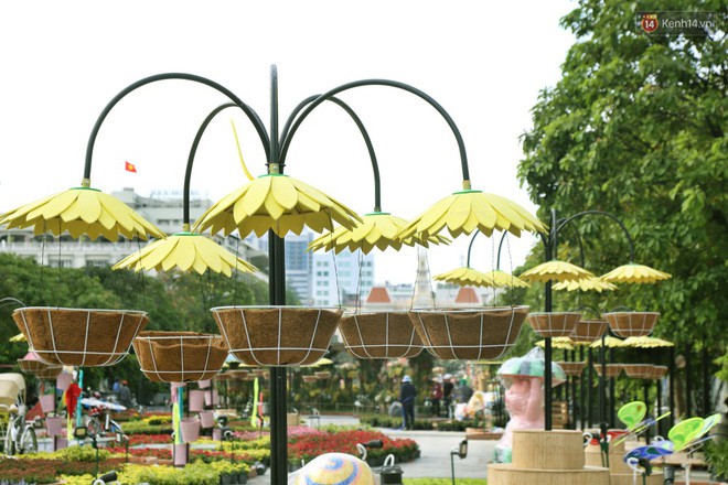 Cận cảnh đường hoa Nguyễn Huệ ở Sài Gòn trước giờ khai mạc đón Tết Kỷ Hợi 2019