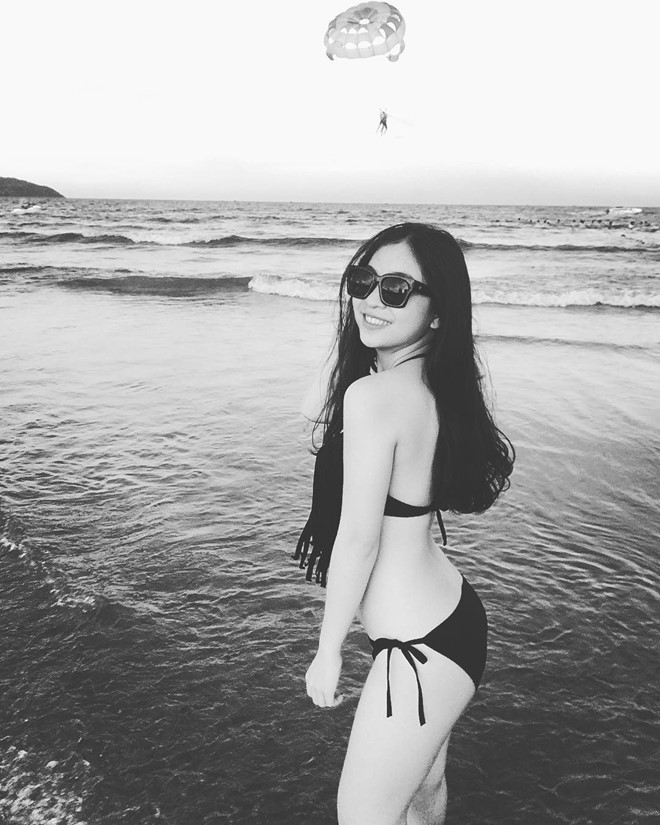 Dàn bạn gái cầu thủ khoe dáng nuột nà với bikini