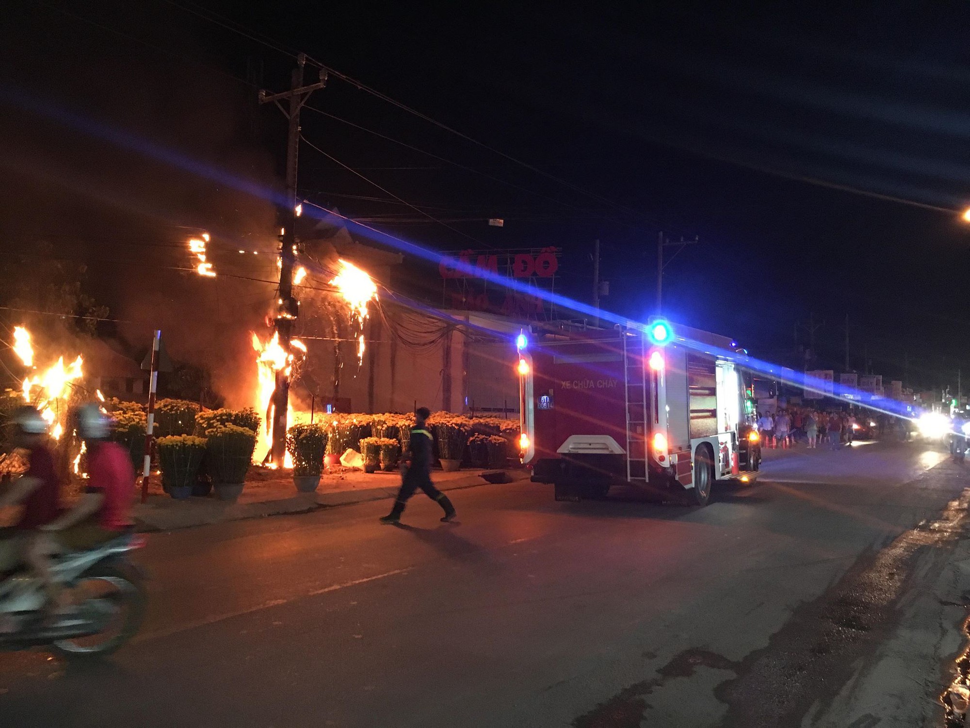 Bình Dương: Cột điện cháy nổ dữ dội cạnh hàng trăm chậu hoa Tết, tiểu thương thót tim