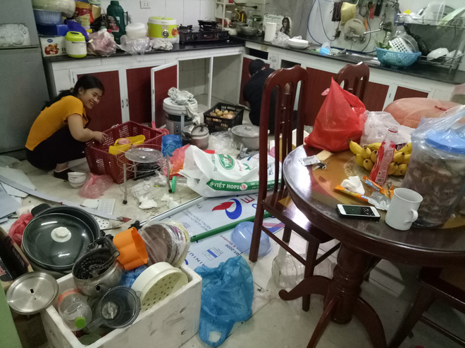 Hình ảnh bà mẹ thích tích trữ đồ đồng nát với phương châm sau này sẽ dùng và nỗi khổ dọn nhà ngày cuối năm của các bạn trẻ