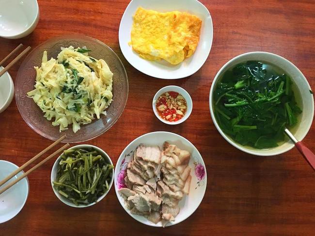 Bị chê trách khi 26 Tết vẫn miệt mài khoe mâm cơm hàng ngày, mẹ trẻ có câu trả lời gắt nhưng cực đúng