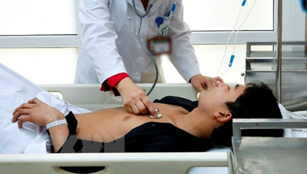 Bị bạn gái chia tay, thiếu niên 13 tuổi uống liên tục 3 chai rượu nặng rồi nhập viện