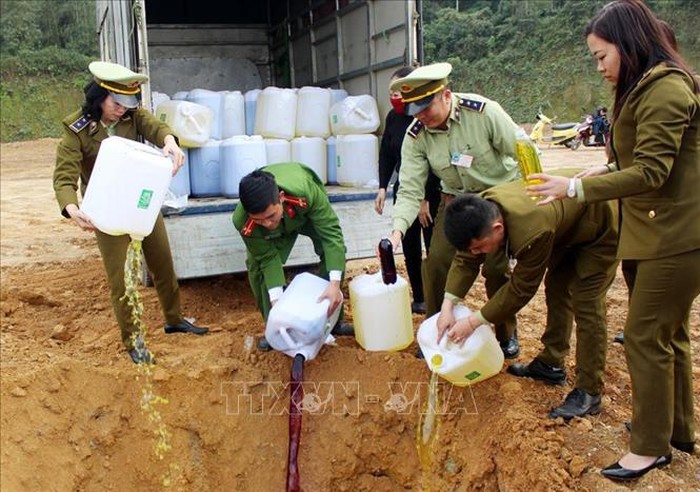 Hãi hùng nước lã + phẩm màu + cồn công nghiệp = 2.080 lít rượu ngô bao tử