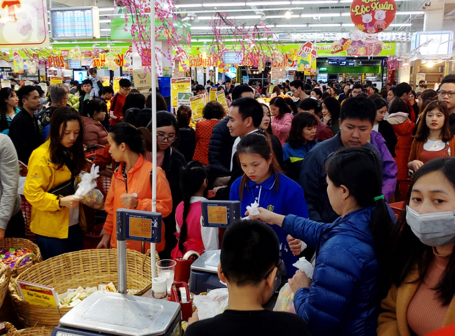 Vừa nhận lương thưởng Tết, người Hà Nội tranh nhau mua sắm, siêu thị đông nghẹt thở lúc tối muộn