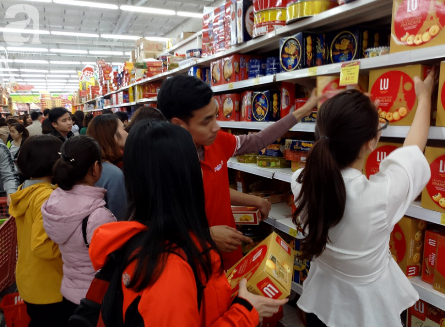 Vừa nhận lương thưởng Tết, người Hà Nội tranh nhau mua sắm, siêu thị đông nghẹt thở lúc tối muộn
