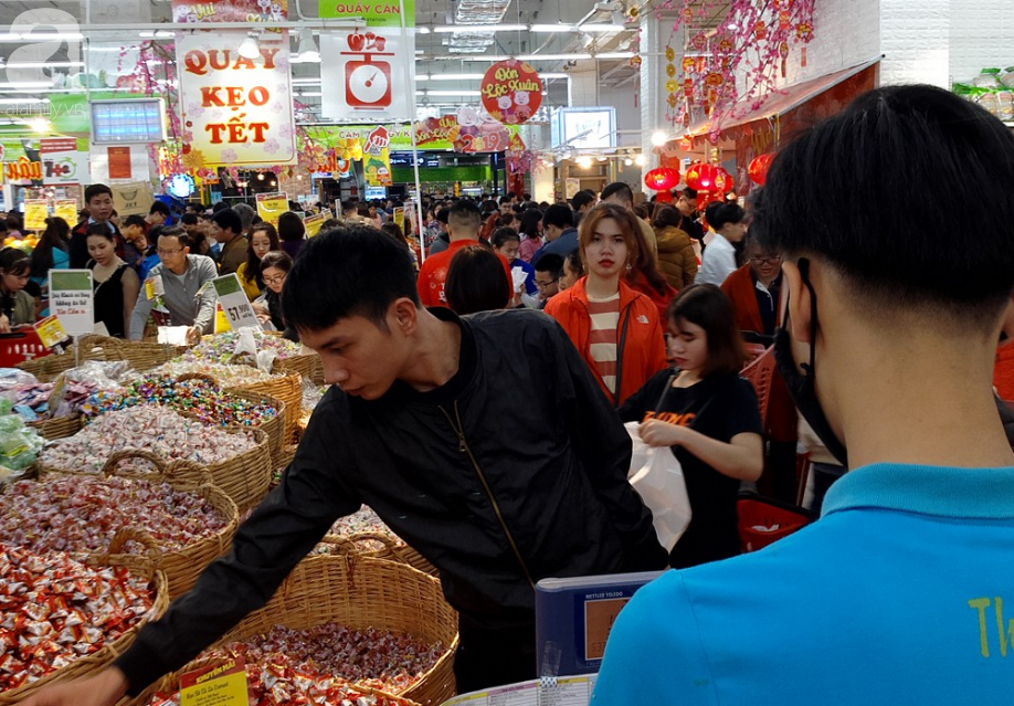 Vừa nhận lương thưởng Tết, người Hà Nội tranh nhau mua sắm, siêu thị đông nghẹt thở lúc tối muộn