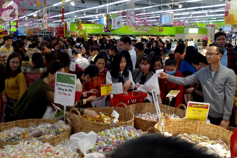 Vừa nhận lương thưởng Tết, người Hà Nội tranh nhau mua sắm, siêu thị đông nghẹt thở lúc tối muộn