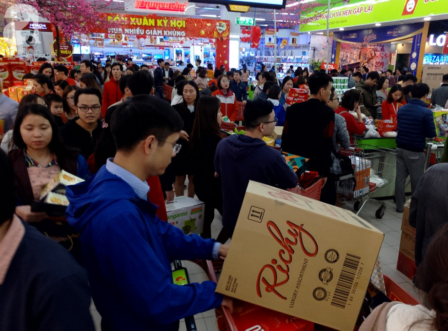 Vừa nhận lương thưởng Tết, người Hà Nội tranh nhau mua sắm, siêu thị đông nghẹt thở lúc tối muộn