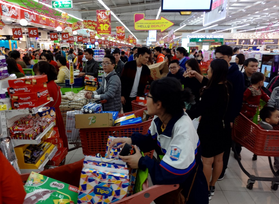 Vừa nhận lương thưởng Tết, người Hà Nội tranh nhau mua sắm, siêu thị đông nghẹt thở lúc tối muộn