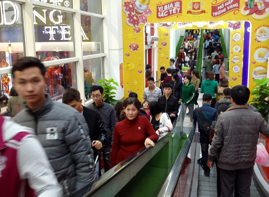 Vừa nhận lương thưởng Tết, người Hà Nội tranh nhau mua sắm, siêu thị đông nghẹt thở lúc tối muộn