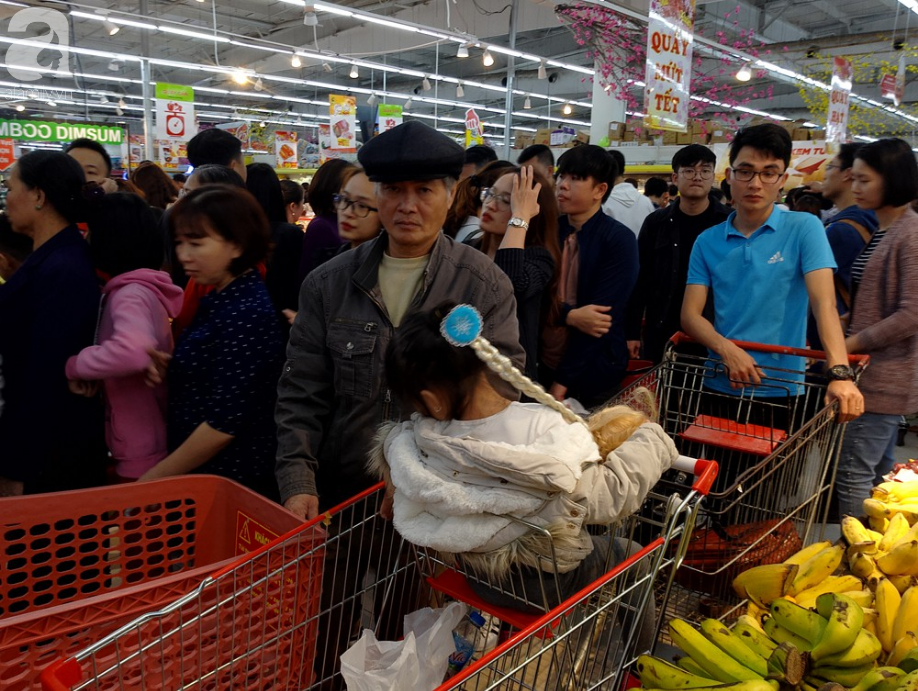 Vừa nhận lương thưởng Tết, người Hà Nội tranh nhau mua sắm, siêu thị đông nghẹt thở lúc tối muộn