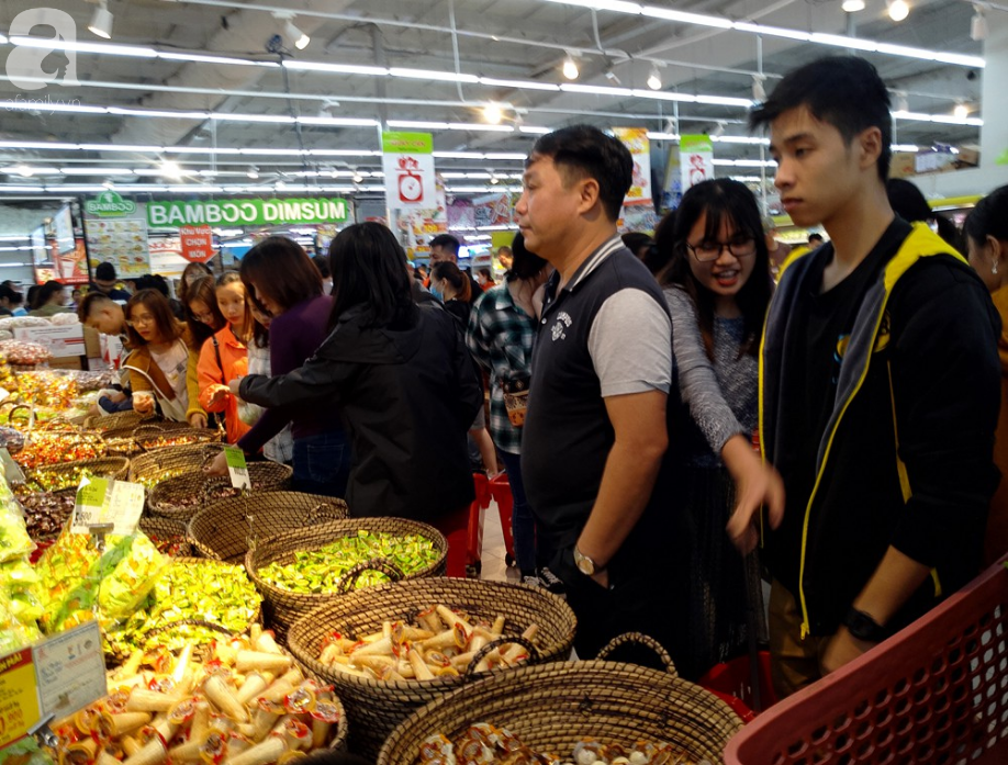 Vừa nhận lương thưởng Tết, người Hà Nội tranh nhau mua sắm, siêu thị đông nghẹt thở lúc tối muộn