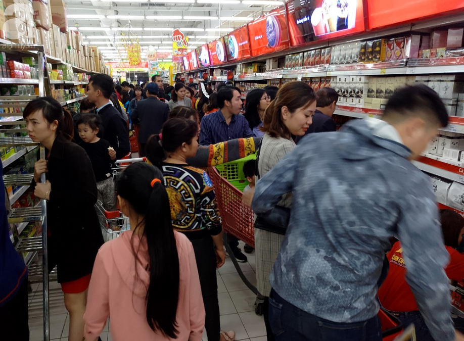 Vừa nhận lương thưởng Tết, người Hà Nội tranh nhau mua sắm, siêu thị đông nghẹt thở lúc tối muộn