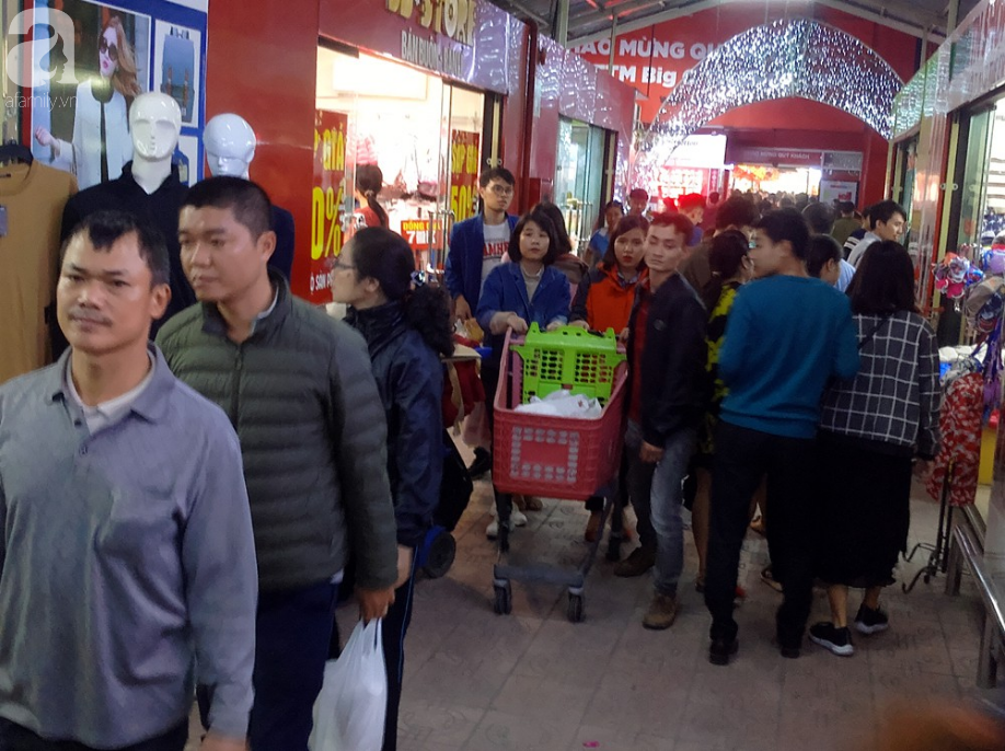 Vừa nhận lương thưởng Tết, người Hà Nội tranh nhau mua sắm, siêu thị đông nghẹt thở lúc tối muộn