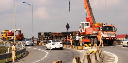 Xe container lật trên cao tốc Hà Nội - Hải Phòng gây ùn tắc nhiều giờ