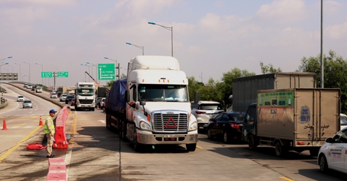 Xe container lật trên cao tốc Hà Nội - Hải Phòng gây ùn tắc nhiều giờ