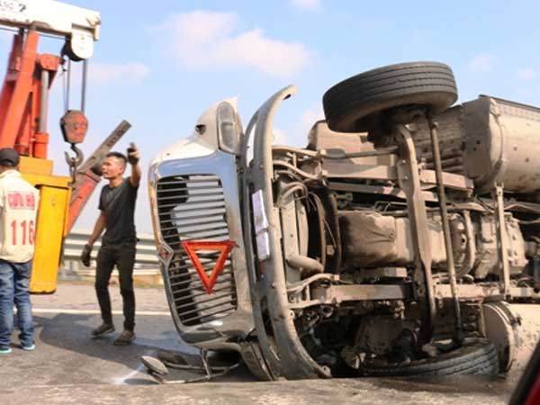 Xe container lật trên cao tốc Hà Nội - Hải Phòng gây ùn tắc nhiều giờ