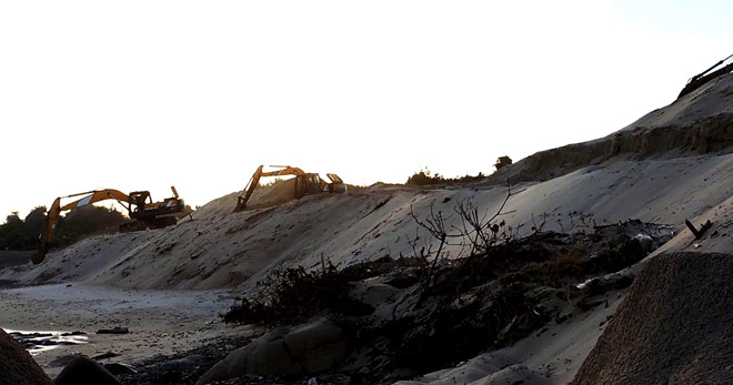 Núi cát trái phép cao 10 m có thể xóa sổ thắng cảnh bãi đá 7 màu