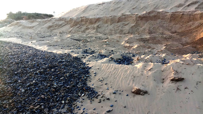 Núi cát trái phép cao 10 m có thể xóa sổ thắng cảnh bãi đá 7 màu