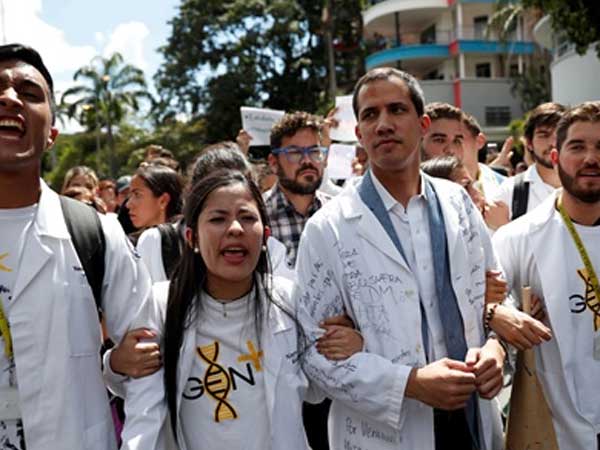 Hàng nghìn người Venezuela biểu tình yêu cầu quân đội dừng hậu thuẫn Maduro