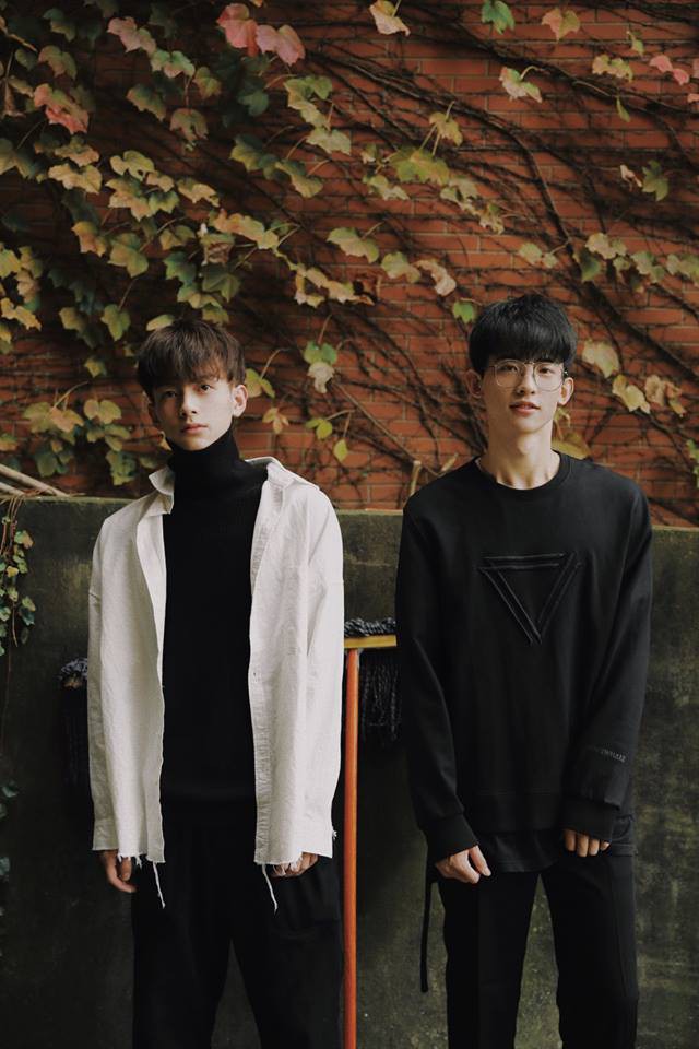 Hai hot boy Trung Quốc khoe bộ ảnh đậm mùi chemistry làm dân tình thi nhau đẩy thuyền Hai hot boy Trung Quốc khoe bộ ảnh đậm mùi chemistry làm dân tình thi nhau đẩy thuyền