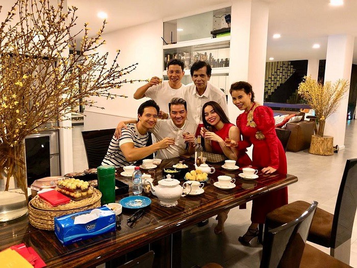 Sao Vbiz trang hoàng nhà cửa đón năm mới: Người xa hoa lộng lẫy, người giản đơn vẫn đủ đầy vị Tết!