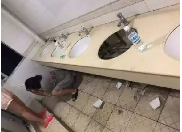 Nữ sinh số nhọ nhất năm: Buồn bã vì thất tình, leo lên bồn rửa mặt khóc và làm vỡ tan tành