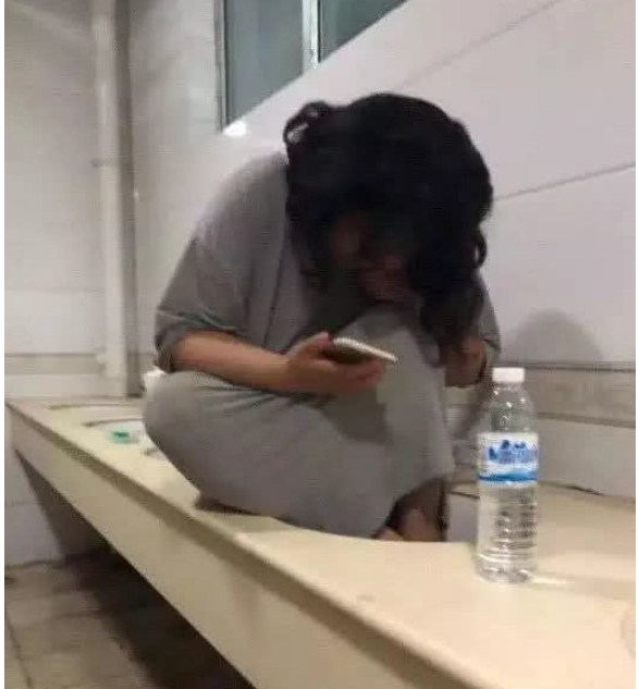 Nữ sinh số nhọ nhất năm: Buồn bã vì thất tình, leo lên bồn rửa mặt khóc và làm vỡ tan tành