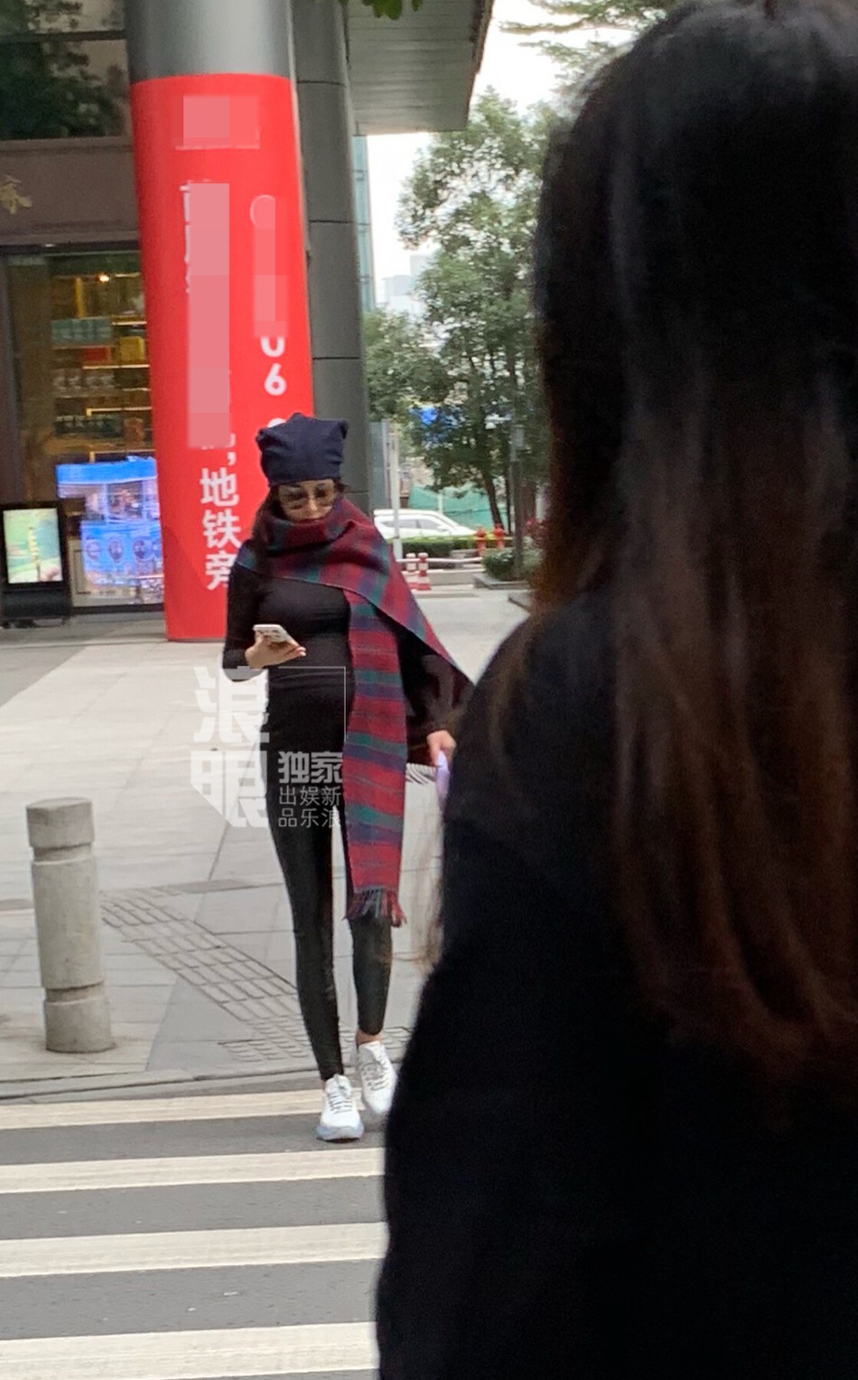 Chính thức lộ bụng tháng cuối thai kỳ với đồ bó sát, Trương Hinh Dư vẫn gây chú ý với đôi chân siêu thon