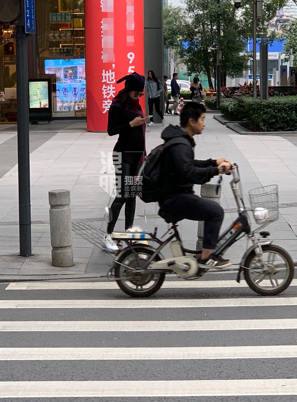 Chính thức lộ bụng tháng cuối thai kỳ với đồ bó sát, Trương Hinh Dư vẫn gây chú ý với đôi chân siêu thon