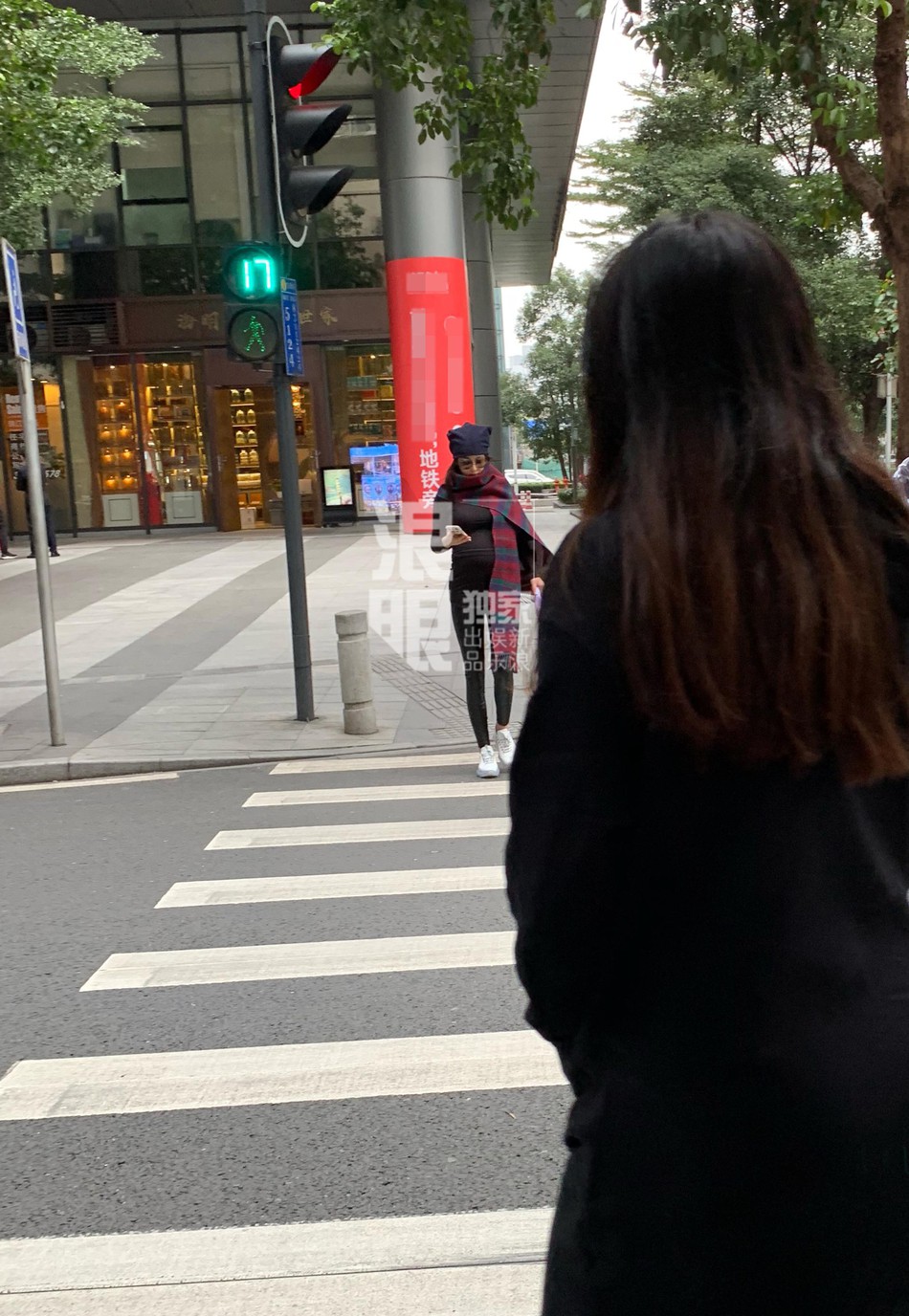 Chính thức lộ bụng tháng cuối thai kỳ với đồ bó sát, Trương Hinh Dư vẫn gây chú ý với đôi chân siêu thon