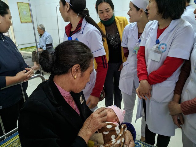 Bé gái còn nguyên dây rốn bị bỏ rơi sau hành lang bệnh viện