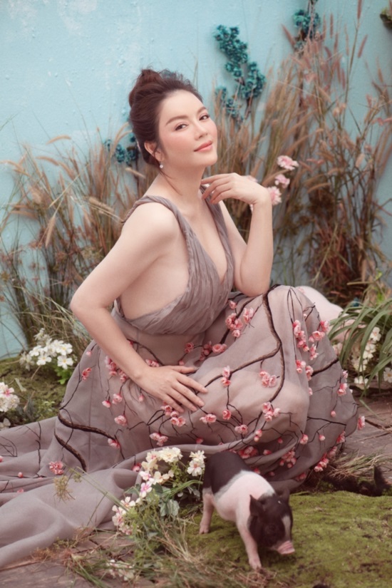 Lý Nhã Kỳ chụp ảnh Tết độc đáo cùng heo con, khoe vẻ đẹp nõn nà