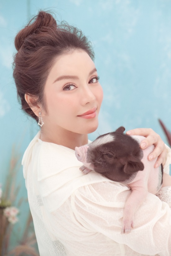 Lý Nhã Kỳ chụp ảnh Tết độc đáo cùng heo con, khoe vẻ đẹp nõn nà