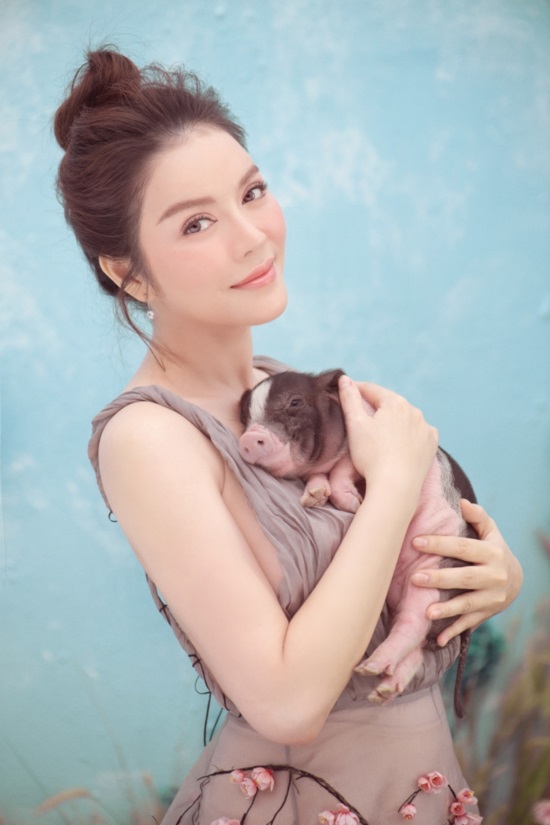 Lý Nhã Kỳ chụp ảnh Tết độc đáo cùng heo con, khoe vẻ đẹp nõn nà