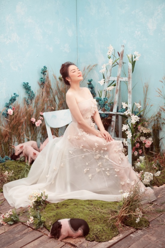 Lý Nhã Kỳ chụp ảnh Tết độc đáo cùng heo con, khoe vẻ đẹp nõn nà