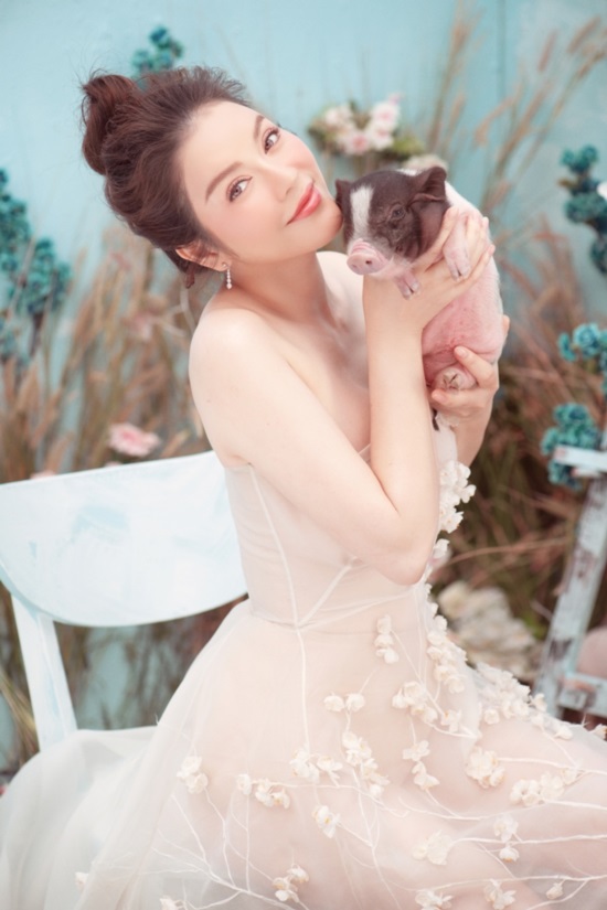 Lý Nhã Kỳ chụp ảnh Tết độc đáo cùng heo con, khoe vẻ đẹp nõn nà